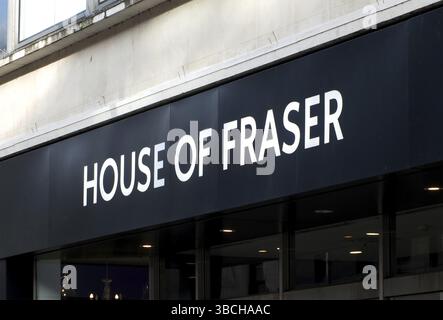 Leeds, West yorkshire, vereinigtes Königreich, 17. märz 2022: Schild über dem Vordereingang eines Kaufhauses von fraser in Briggate in leeds City ce Stockfoto