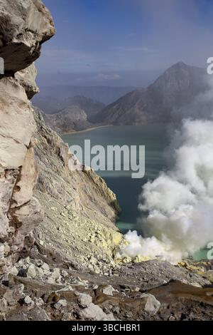 Schwefeldampf aus dem Kaweh Ijen Kratersee mit türkisfarbenem Wasser Stockfoto