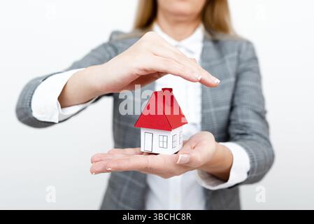 Eine junge Dame Orbusinessfrau, die ihr Zuhause in Business Outfit führt Stockfoto