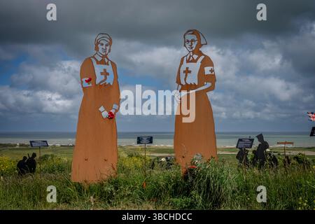 Vers-Sur-Mer, Frankreich - 05 16 2025: British Normandie Memorial. Panoramablick auf den Stand mit Giants Kunstinstallation mit 2 Silhouetten der Krankenschwester Stockfoto