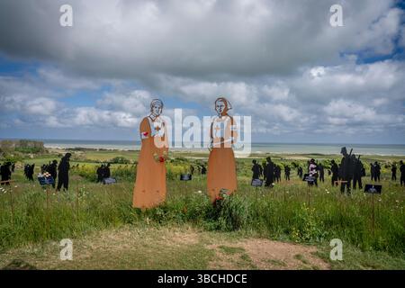 Vers-Sur-Mer, Frankreich - 05 16 2025: British Normandie Memorial. Panoramablick auf den Stand mit Giants Kunstinstallation mit 2 Silhouetten der Krankenschwester Stockfoto