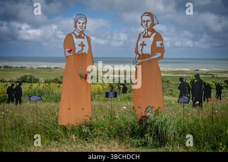 Vers-Sur-Mer, Frankreich - 05 16 2025: British Normandie Memorial. Panoramablick auf den Stand mit Giants Kunstinstallation mit 2 Silhouetten der Krankenschwester Stockfoto