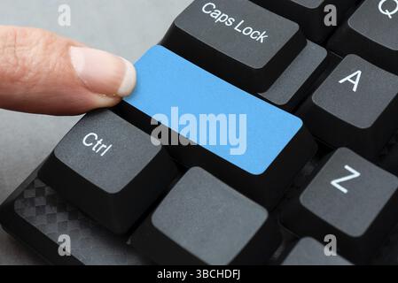 Kompilieren Und Eingeben Von Online-Forschungsmaterialien, Versenden Von Chat-Nachrichten Stockfoto