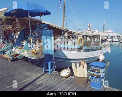 Rhodos-Stadt, rhodos, griechenland, 07. september 2017: Muscheln und Schwämme zum Verkauf auf einem Boot im Hafen von rhodos-Stadt Stockfoto