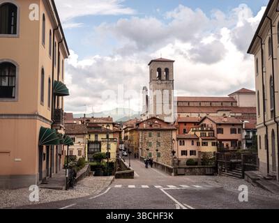 Das Herz von Cividale del Friuli, Italien, mit farbenfrohen Gebäuden, einer kopfsteingepflasterten Straße und dem prominenten Glockenturm, der vor der Kulisse von Couu aufragt Stockfoto
