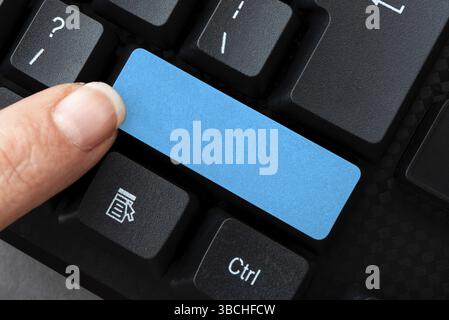 Kompilieren Und Eingeben Von Online-Forschungsmaterialien, Versenden Von Chat-Nachrichten Stockfoto
