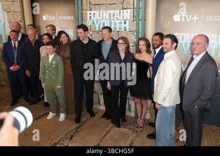 NEW YORK, NEW YORK – 19. MAI: Der irische Schauspieler Domhnall Gleeson, die mexikanische Schauspielerin Eiza Gonzalez, der US-amerikanische Schauspieler John Krasinski, der US-amerikanische Schauspieler Benjamin Chivers, die US-israelische Schauspielerin Natalie Portman, die britische Schauspielerin Carmen Ejogo, der US-amerikanische Schauspieler Laz Alonso und der iranisch-amerikanische Schauspieler Arian Moayed besuchen Apples Premiere „Fountain of Youth“ am 19. Mai 2025 im American Museum of Natural History. Die Veranstaltung fand im legendären Museum statt und zeigte Besetzungsmitglieder, Produzenten und besondere Gäste, die die Veröffentlichung des mit Spannung erwarteten Apple Originals feierten. (Foto: Giada Papini Rampelotto/EuropaNewswire). Stockfoto
