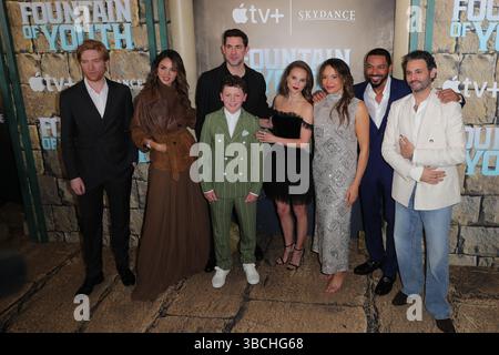 NEW YORK, NEW YORK – 19. MAI: Der irische Schauspieler Domhnall Gleeson, die mexikanische Schauspielerin Eiza Gonzalez, der US-amerikanische Schauspieler John Krasinski, der US-amerikanische Schauspieler Benjamin Chivers, die US-israelische Schauspielerin Natalie Portman, die britische Schauspielerin Carmen Ejogo, der US-amerikanische Schauspieler Laz Alonso und der iranisch-amerikanische Schauspieler Arian Moayed besuchen Apples Premiere „Fountain of Youth“ am 19. Mai 2025 im American Museum of Natural History. Die Veranstaltung fand im legendären Museum statt und zeigte Besetzungsmitglieder, Produzenten und besondere Gäste, die die Veröffentlichung des mit Spannung erwarteten Apple Originals feierten. (Foto: Giada Papini Rampelotto/EuropaNewswire). Stockfoto