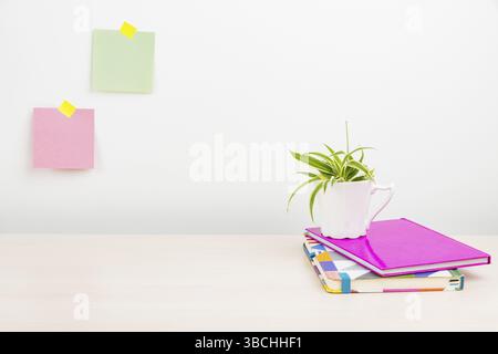 Aufgeräumter Arbeitsbereich, Schreibtischgeräte, Smart Office Stockfoto