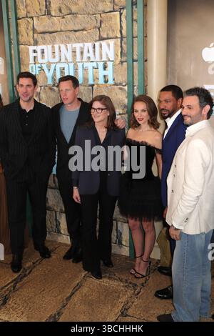 Mai 2025, New York, NY, USA: NEW YORK, NEW YORK – 19. MAI: der irische Schauspieler Domhnall Gleeson, die mexikanische Schauspielerin Eiza Gonzalez, der US-amerikanische Schauspieler John Krasinski, der US-amerikanische Schauspieler Benjamin Chivers, die US-israelische Schauspielerin Natalie Portman, die britische Schauspielerin Carmen Ejogo, der US-amerikanische Schauspieler Laz Alonso und der iranisch-amerikanische Schauspieler Arian Moayed besuchen Apples Premiere im American Museum of Natural History am 19. Mai 2025 in New York City. Die Veranstaltung fand im legendären Museum statt und zeigte Besetzungsmitglieder, Produzenten und besondere Gäste, die die Veröffentlichung des mit Spannung erwarteten Apple Originals feierten. (Kreditbild: © Stockfoto