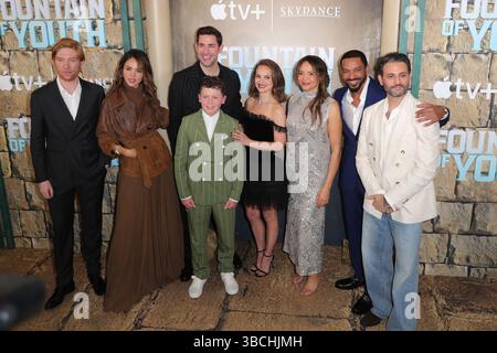 Mai 2025, New York, NY, USA: NEW YORK, NEW YORK – 19. MAI: der irische Schauspieler Domhnall Gleeson, die mexikanische Schauspielerin Eiza Gonzalez, der US-amerikanische Schauspieler John Krasinski, der US-amerikanische Schauspieler Benjamin Chivers, die US-israelische Schauspielerin Natalie Portman, die britische Schauspielerin Carmen Ejogo, der US-amerikanische Schauspieler Laz Alonso und der iranisch-amerikanische Schauspieler Arian Moayed besuchen Apples Premiere im American Museum of Natural History am 19. Mai 2025 in New York City. Die Veranstaltung fand im legendären Museum statt und zeigte Besetzungsmitglieder, Produzenten und besondere Gäste, die die Veröffentlichung des mit Spannung erwarteten Apple Originals feierten. (Kreditbild: © Stockfoto