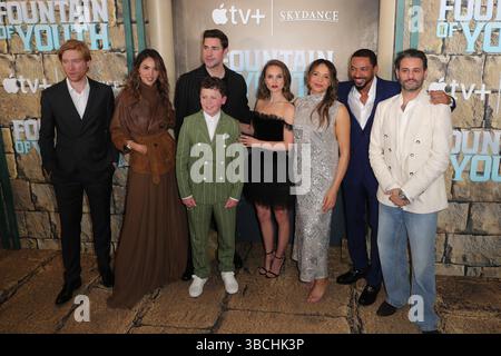 NEW YORK, NEW YORK – 19. MAI: Der irische Schauspieler Domhnall Gleeson, die mexikanische Schauspielerin Eiza Gonzalez, der US-amerikanische Schauspieler John Krasinski, der US-amerikanische Schauspieler Benjamin Chivers, die US-israelische Schauspielerin Natalie Portman, die britische Schauspielerin Carmen Ejogo, der US-amerikanische Schauspieler Laz Alonso und der iranisch-amerikanische Schauspieler Arian Moayed besuchen Apples Premiere „Fountain of Youth“ am 19. Mai 2025 im American Museum of Natural History. Die Veranstaltung fand im legendären Museum statt und zeigte Besetzungsmitglieder, Produzenten und besondere Gäste, die die Veröffentlichung des mit Spannung erwarteten Apple Originals feierten. (Foto: Giada Papini Rampelotto/EuropaNewswire/SIPA Stockfoto