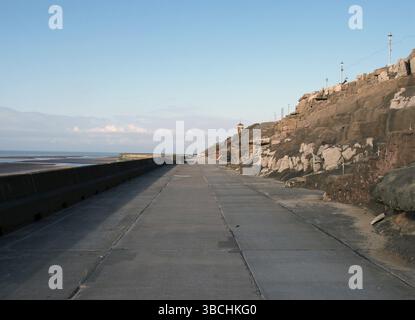 Der Fußgängerweg entlang der Südpromenade in Blackpool in der Nähe des Landschaftsgebietes, der als Klippen bekannt ist Stockfoto
