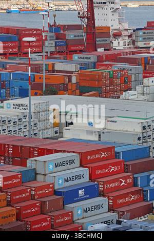 Salerno, Italien - 27. Juni 2014: Luftansicht auf Maersk Hamburg Sud Shipping Intermodal Container im Cargo Terminal Port Yard. Stockfoto
