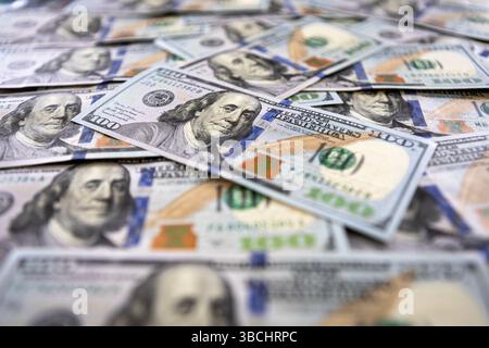Das Konzept des Finanzvermögens zeigt den Schwerpunkt auf vielen hundert-Dollar-Banknoten Stockfoto