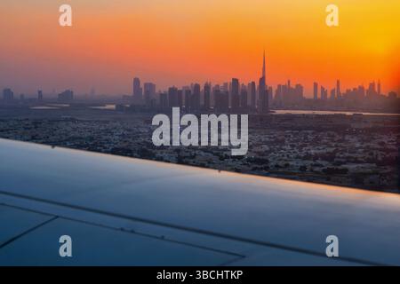 Ikonischer Blick auf das Panorama des Dubai Wolkenkratzers bei Sonnenuntergang. Luftaufnahme, VAE. Stockfoto