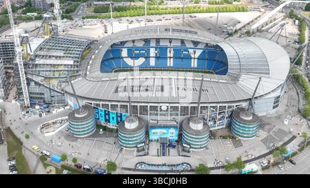 Eine Luftaufnahme des Etihad-Stadions und der neuen Konstruktion der Nordtribüne während des Premier League-Spiels Manchester City gegen Bournemouth im Etihad Stadium, Manchester, Großbritannien, 20. Mai 2025 (Foto: Mark Cosgrove/News Images) Stockfoto