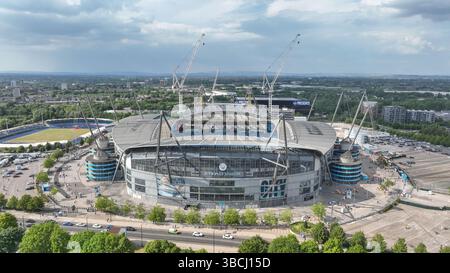 Eine Luftaufnahme des Etihad-Stadions und der neuen Konstruktion der Nordtribüne während des Premier League-Spiels Manchester City gegen Bournemouth im Etihad Stadium, Manchester, Großbritannien, 20. Mai 2025 (Foto: Mark Cosgrove/News Images) Stockfoto