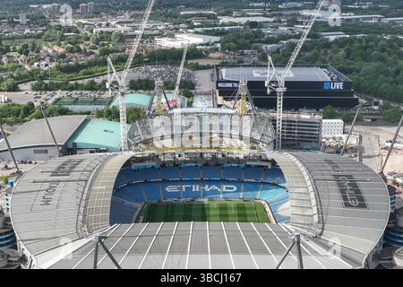 Eine Luftaufnahme des Etihad-Stadions und der neuen Konstruktion der Nordtribüne während des Premier League-Spiels Manchester City gegen Bournemouth im Etihad Stadium, Manchester, Großbritannien, 20. Mai 2025 (Foto: Mark Cosgrove/News Images) Stockfoto