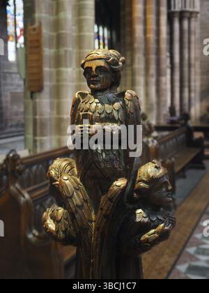 Chester. Cheshire, Vereinigtes Königreich, 20. März 2024: Mittelalterliche Engelschnitzerei am Ende einer Chorbank in der Kathedrale von Chester, Europa Stockfoto