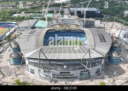Eine Luftaufnahme des Etihad-Stadions und der neuen Konstruktion der Nordtribüne während des Premier League-Spiels Manchester City gegen Bournemouth im Etihad Stadium, Manchester, Großbritannien, 20. Mai 2025 (Foto: Mark Cosgrove/News Images) Stockfoto
