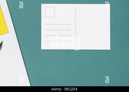 Kaffeetasse auf dem Schreibtisch. Wichtige Information auf Papier Stockfoto