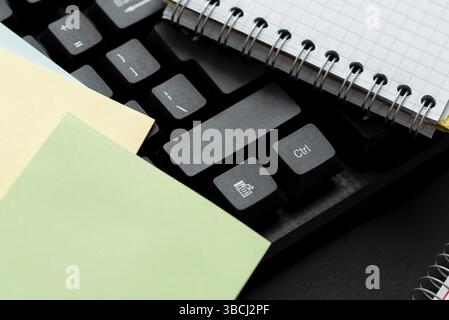 Alte Notizen Erneut Eingeben, Textspiele Spielen, Tippgeschwindigkeit Testen Stockfoto