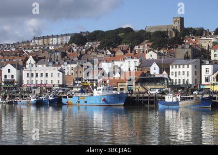 Scarborough, North Yorkshire, Vereinigtes Königreich, 12. September 2022 : Blick auf die Stadt scarborough im Sommer mit Fischerbooten im Hafen, Stockfoto
