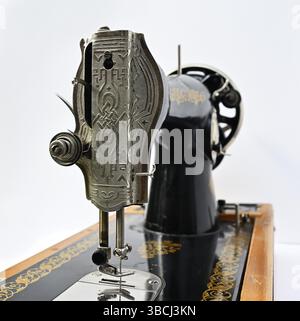 Alte Vintage Nähmaschine auf weißem Hintergrund Stockfoto