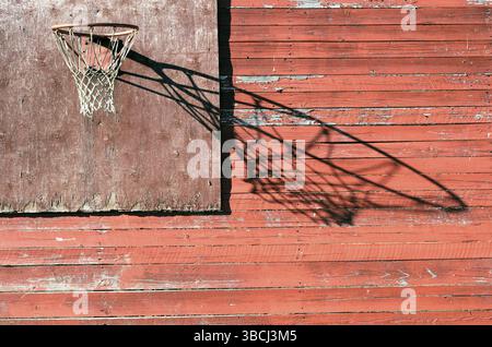 Ländliche alte Basketballbretter und Basketballkorb im Freien Stockfoto