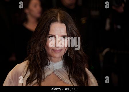 Cannes, Frankreich. Mai 2025. Juliette Binoche nimmt am 19. Mai 2025 im Palais des Festivals in Cannes, Frankreich, am Roten Teppich für die „Alpha“-Vorführung des 78. Filmfestivals in Cannes Teil. Quelle: Bernard Menigault/Alamy Live News Stockfoto