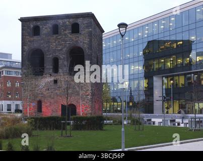 Leeds, West yorkshire, vereinigtes Königreich, 23. oktober 2019: Der historische Eisenbahnhubturm, umgeben von modernen Gebäuden am wellington Place in leeds Stockfoto