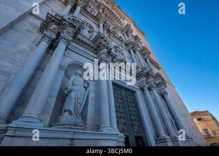 EINGANG,TÜREN,WEST,FRONT,KATHEDRALE,ALTSTADT,GIRONA,STADT,KATALONIEN,SPANIEN,MORGEN; TAGSÜBER,SPANISCH,KATALONIEN,KATALONIEN,KATALONIEN,KATALONIEN,EUROPA,TOURISMUS Stockfoto