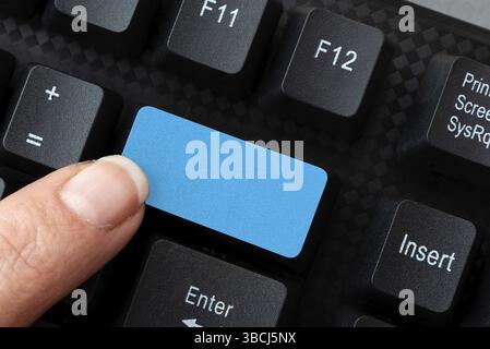 Kompilieren Und Eingeben Von Online-Forschungsmaterialien, Versenden Von Chat-Nachrichten Stockfoto