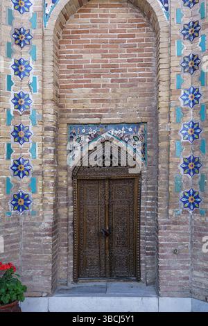 Eine vertikale Wand mit blauen Fliesen und Spitzbogen gehört zum Gur e Amir Mausoleum in Samarkand, Usbekistan, die die Architektur der Timuriden widerspiegelt. Stockfoto