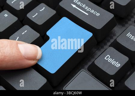 Kompilieren Und Eingeben Von Online-Forschungsmaterialien, Versenden Von Chat-Nachrichten Stockfoto