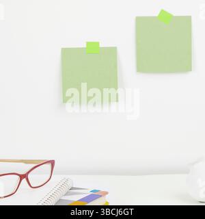Bürobedarf Über Dem Schreibtisch. Tastatur und Brille. Verschiedene Schuleinrichtungen Stockfoto