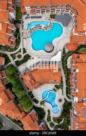 Von oben aus blickt man auf einen luxuriösen 5-Sterne-Hotelkomplex Stockfoto