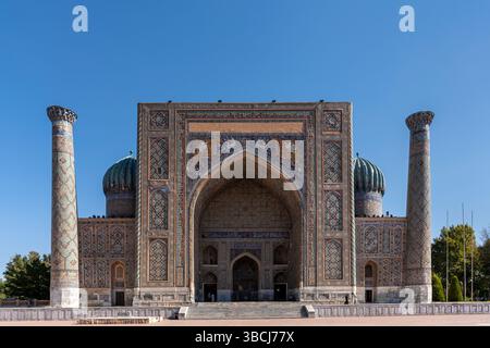 Das beeindruckende Sherdor Madrasa dominiert den Registan-Platz in Samarkand, Usbekistan, mit seinen Zwillingsminaretten und der reich verzierten Fassade. Stockfoto