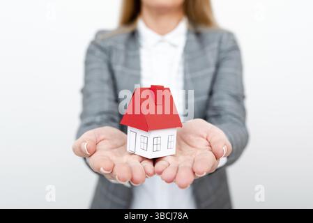 Eine junge Dame Orbusinessfrau, die ihr Zuhause in Business Outfit führt Stockfoto