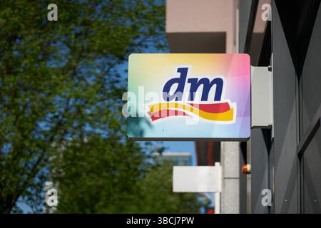 Beleuchtetes Schild und Firmenlogo der deutschen Drogeriekette dm im Stadtzentrum Berlins Stockfoto