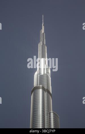 Burj Khalifa Wolkenkratzer in Dubai mit Reflexion der Sonne Stockfoto