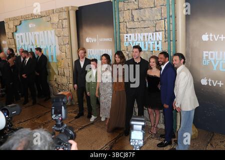 NEW YORK, NEW YORK – 19. MAI: Der irische Schauspieler Domhnall Gleeson, die mexikanische Schauspielerin Eiza Gonzalez, der US-amerikanische Schauspieler John Krasinski, der US-amerikanische Schauspieler Benjamin Chivers, die US-israelische Schauspielerin Natalie Portman, die britische Schauspielerin Carmen Ejogo, der US-amerikanische Schauspieler Laz Alonso und der iranisch-amerikanische Schauspieler Arian Moayed besuchen Apples Premiere „Fountain of Youth“ am 19. Mai 2025 im American Museum of Natural History. Die Veranstaltung fand im legendären Museum statt und zeigte Besetzungsmitglieder, Produzenten und besondere Gäste, die die Veröffentlichung des mit Spannung erwarteten Apple Originals feierten. (Foto: Giada Papini Rampelotto/EuropaNewswire). Stockfoto