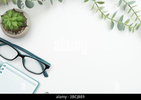 Bürobedarf Über Dem Schreibtisch. Tastatur und Brille. Verschiedene Schuleinrichtungen Stockfoto