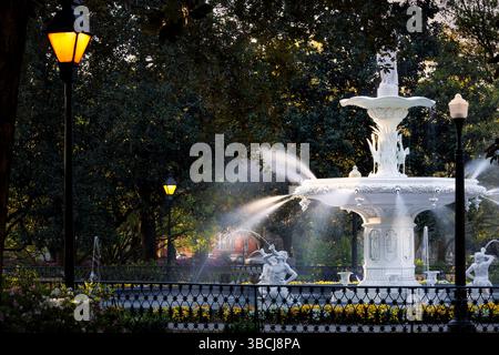 Am frühen Morgen am Brunnen im Forsyth Park in Savannah, Georgia. Stockfoto