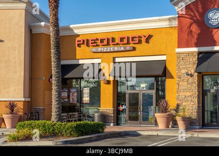 Upland, CA, USA - 15. Mai 2025: Außengebäude für das Restaurant Pieology Pizzeria in Upland, Kalifornien. Stockfoto