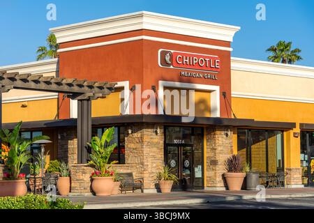 Upland, CA, USA - 15. Mai 2025: Außengebäude des Chipotle Mexican Grill Restaurants in Upland, Kalifornien. Stockfoto