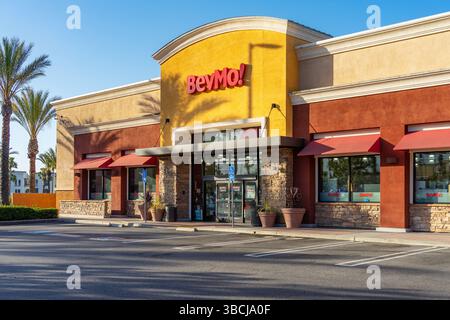 Upland, CA, USA - 15. Mai 2025: Außengebäude des BevMo-Einzelhandelsgeschäfts in Upland, Kalifornien. Stockfoto