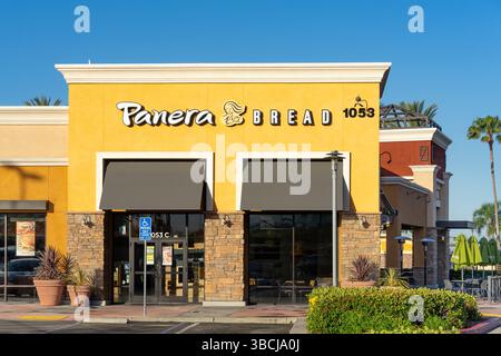 Upland, CA, USA - 15. Mai 2025: Außengebäude des Panera Bread Bakery Cafes in Upland, Kalifornien. Stockfoto