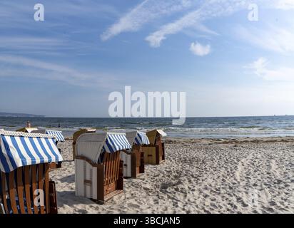Deutschland - 15. August 2020: Weiße Strandkörbe am Sandstrand Stockfoto